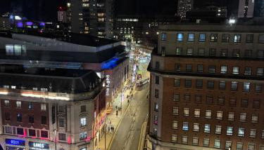 Award Winner of 2026 &2025 traveller & Best guest rated apartment, two bedroom, #1 Leeds city centres most central location, Great 180 degree views,balcony , PARKING onsite, Netflix & WiFi - Foto 5