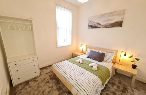 Large 3 Bed Flat, Free Parking-by Holiday Homes - Foto 6