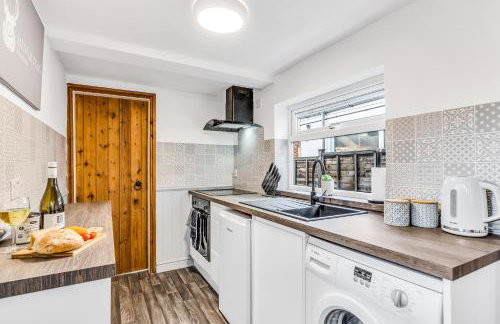 Comfortable 3 Bedroom Gem with 2 Bathrooms Perfect for Groups - Photo 15