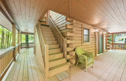 Cozy Creekside Cabin with Wraparound Porch home - Foto 9