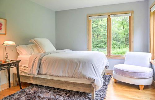 Berkshires Home on 11 Acres with Pond and 2 Fire Pits! - Foto 17