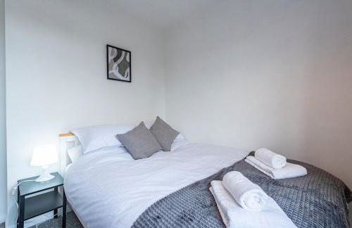 Briants, for Families & Contractors - Free Parking - Photo 13