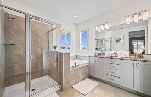 Epic Playhouse Getaway - Castle & Superhero Bunks Theater Private Pool No Rear Neighbors - Foto 11