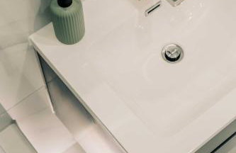 Modern Central 2 Bed Apartment with Parking - Photo 50