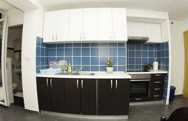 Charming Apartment 3 Sleeps 4 Guests - Photo 10