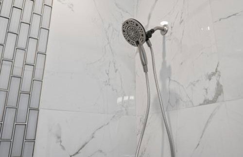 Cozy King Bed Suite with Free Parking - Foto 21