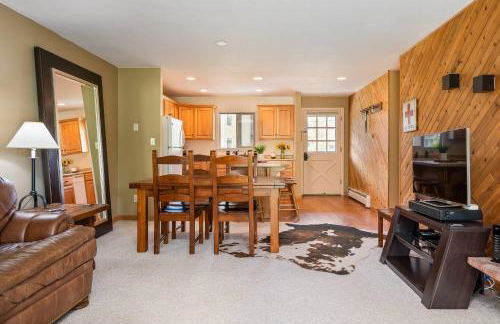 Ski Town Hideaway | Fireplace + Walk to Downtown - Foto 24