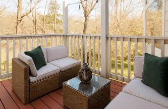 Waterfront Retreat with Spectacular Interior, Jacuzzi and Game Room in NC - Foto 34