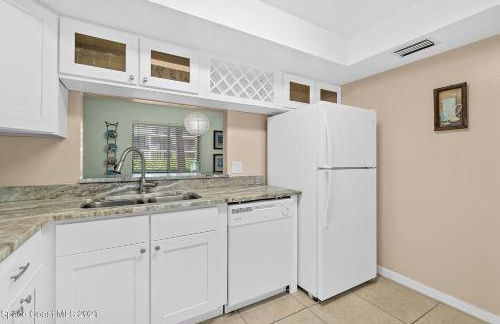 Coastal 2BR Oceanfront Escape, Steps from Sand & Pool - Foto 7