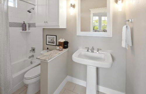 Luxury 5 BR 4 Bath, Hot Tub, Outdoor Kitchen, Across Street from Kyle Field! - Foto 20