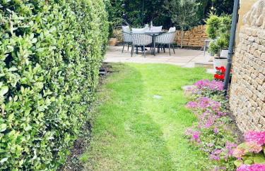 Cotswold Chic Retreats "Cloud Nine" Central Chipping Campden-Parking-Garden - Photo 13