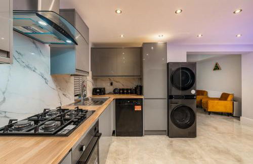 Luxe 5-bedroom House with Hot Tub, Pool table & Football Table - Foto 11