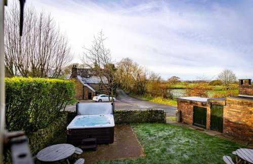 School House, cosy cottage for 12 with hot tub in the Peak District - Photo 27