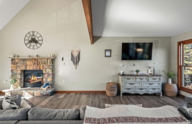 Laker s Pointe by Avantstay Lakefront Private Peninsula Hot Tub Game Room - Photo 9