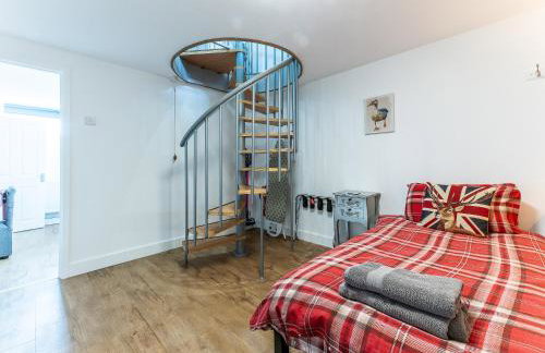 UPSIDE DOWN HOUSE - Sleeps up to 6 Guests - Great for Family and Friends Gatherings,Corporate events ,Near Sherwood Forest at Fairview Farm in Nottingham set in 88 acres - Foto 15