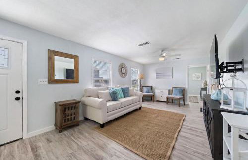 Cozy and charming getaway with deck, close to beach - Foto 2