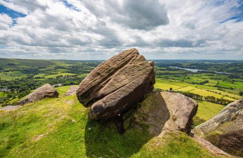 The Old Pumphouse Shepherds Hut with Hot Tub - Photo 47