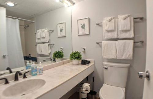 Cute Cedar Lodge Studio with Balcony & Lake Views! - Foto 15