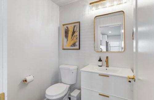 Vibrant Neon Condo Near Restaurants, Coffee and Bars - Foto 16