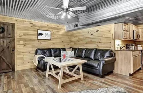 Rustic Barn Retreat w Hot Tub Game Room & FirePit - Foto 8