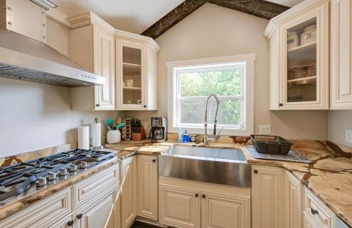 Beautiful Franklin Home with Bunkhouse and Hot Tub! - Foto 10