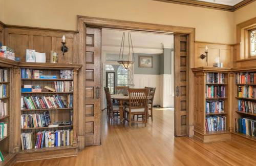 Historic Tudor with River Views & Fun Gaming Room - Foto 12