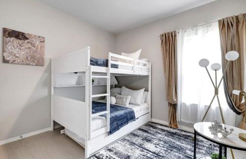 Stylish Hot Tub Retreat BBQ Yard Games WiFi Pets - Foto 41