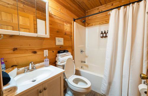 Log Cabin with Hot Tub, Game Room-10 min to NRG - Foto 29