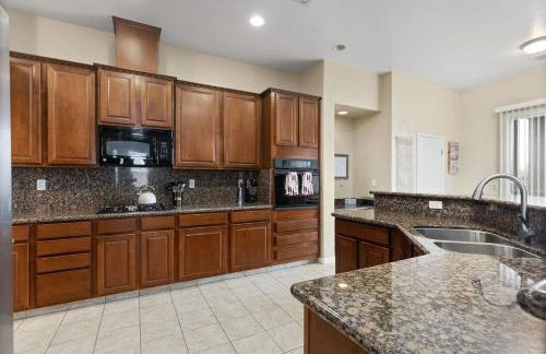 Stylish Silver Falls 4BR KING Master Game Room - Photo 12