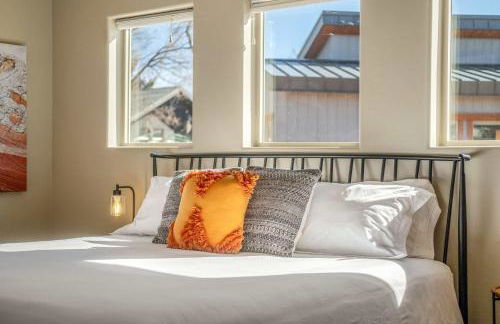 Timber & Tin G 2Bed 2Bath w Pool & Rooftop Deck - Foto 29