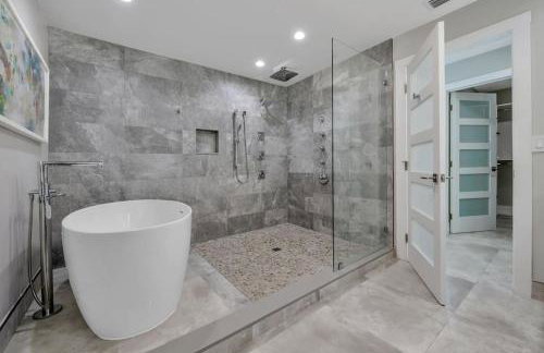 Intercostal Front Singer Island Pool Home - Photo 11