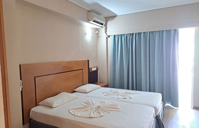 Bristol Hotel & Apartments - Photo 8