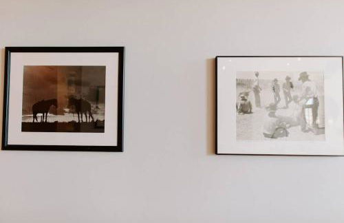 Stylish Main St Loft with Balconies and Garage - Foto 32