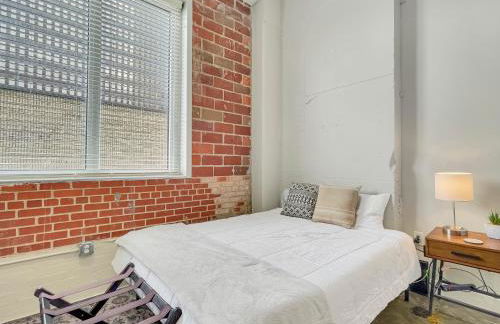 Stunning Downtown Studio with Rooftop Patio - Photo 1