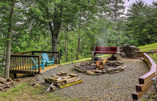 Peak-a-Blue Cabin - Watch Movies from Hot Tub, Mountain View, Bigfoot Bunker Game Room, Fire Pit, Oversized Deck, Screened-in Porch - Foto 20