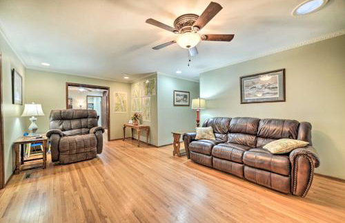 Charming Lakefront Home with Grill and Fire Pit! - Foto 7