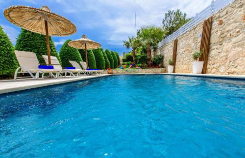 Elmyra Villa, Heated Pool & Walking to beach, By ThinkVilla - Foto 11