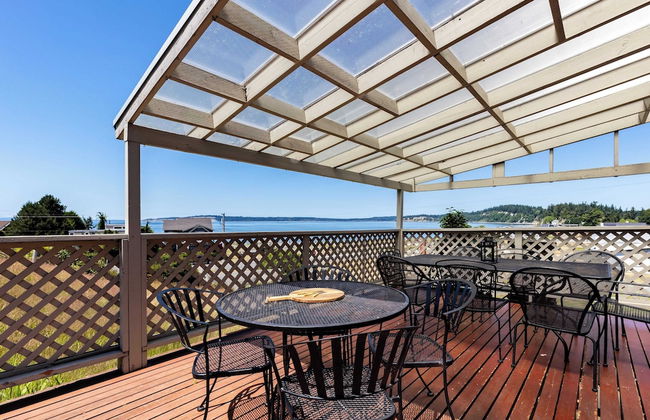 Private Beach Access + Water Views! Sleeps 18, Historic 6bdr Farmhouse w/ Deck - Foto 6