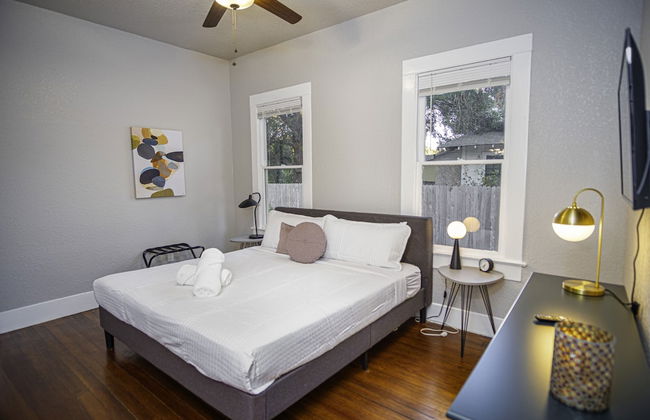 Chic Downtown Farmhouse With Garden and BBQ Grill - Foto 6