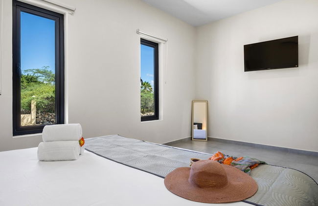 Brand NEW 3BR w Private Pool Walk to Palm Beach - Photo 25