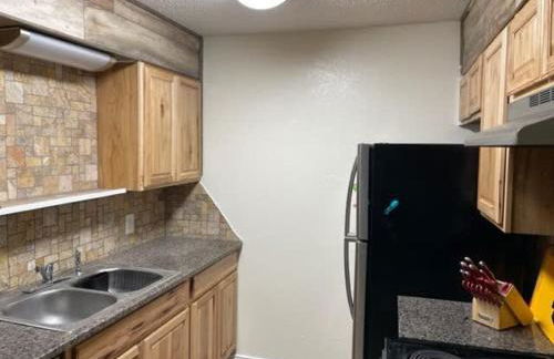 Comfortable downstairs 2 bed next to Fort Sill - Photo 9