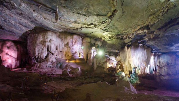Grutas espectacularmente iluminadas
