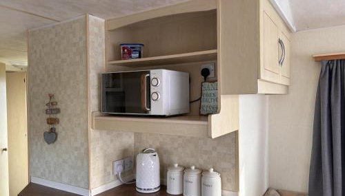 Caravan Sleeps 4 with Free Parking - Foto 4