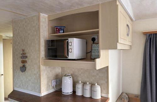 Caravan Sleeps 4 with Free Parking - Foto 4