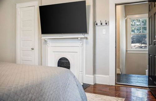 Old Dauphin Way Historic Home - Unit 2 - Photo 11