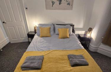 Manchester Contractor House - Fast WiFi - Sleeps 7! - Foto 17
