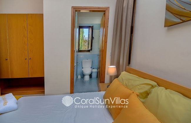 Large Pool & Garden, Billiard, Peaceful Area, Near to the Sea, Coral Bay Paphos - Foto 4