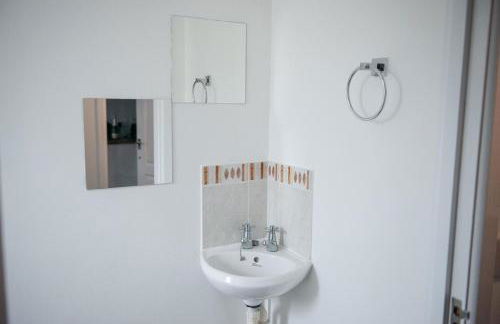 4-Bed, Sleeps 6, contractors welcome! - Foto 19