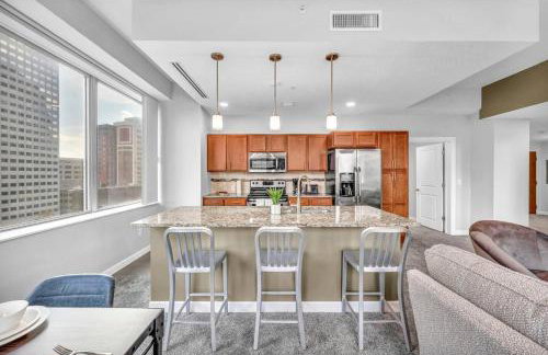 Luxury High-rise Condo w/ Views! Heart of Downtown - Photo 11