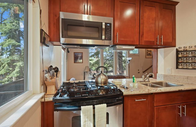 Tahoe City Getaway Minutes From Lake and Activities - Photo 10